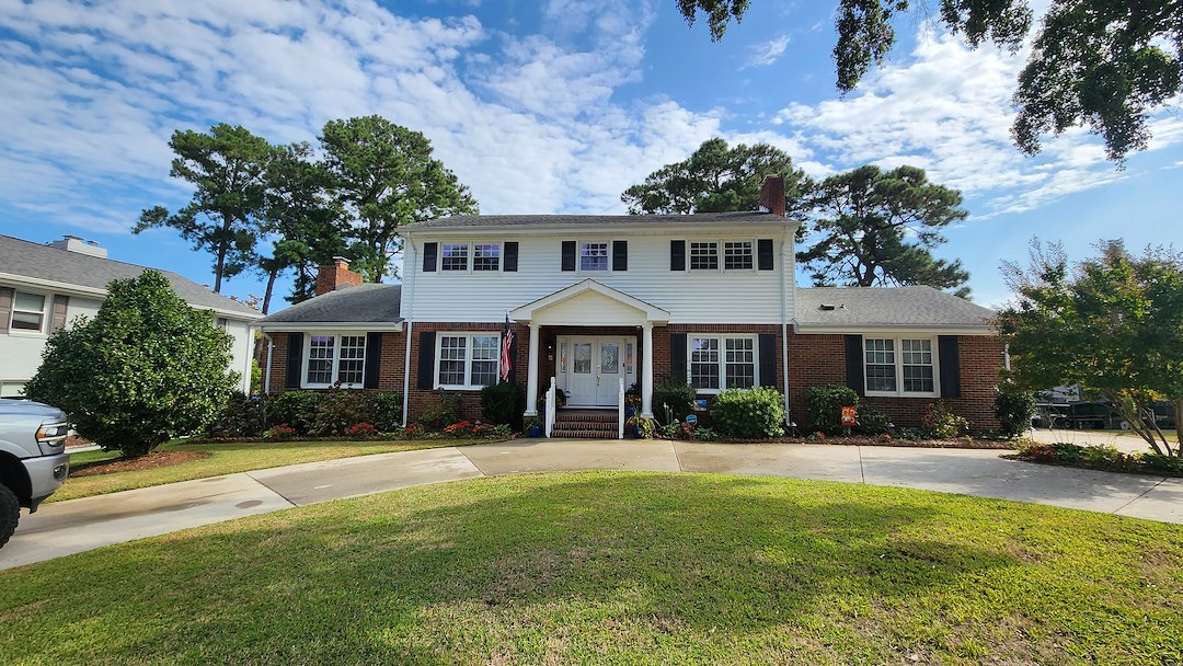 Professional house washing, deck cleaning and patio cleaning in Bay Colony Virginia Beach Va.